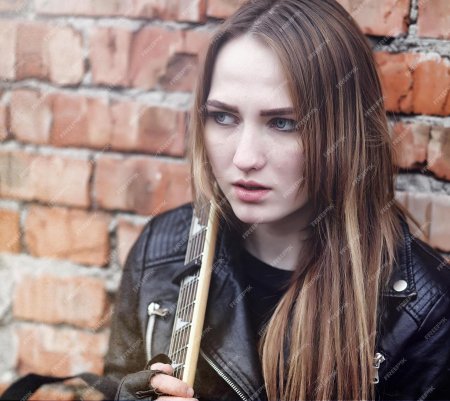 Девушка рок музыканта