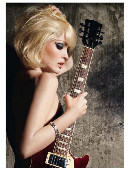 Рокерша с гитарой