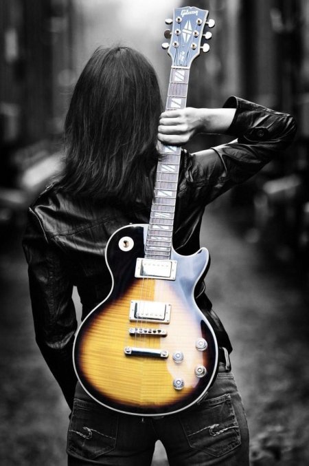 Девушка с электрогитарой