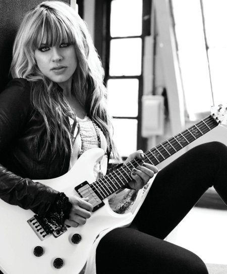 Орианти гитаристка