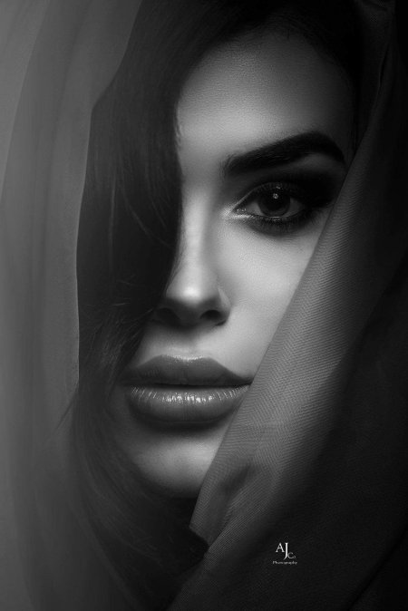 Лицо девушки черно белое
