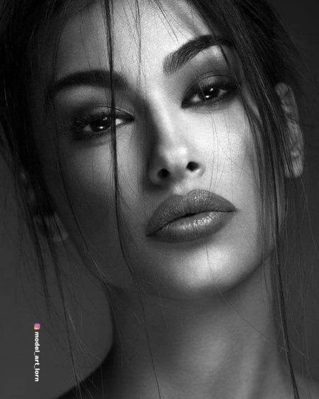 Черно белый портрет девушки