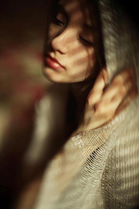 Женщина грустная