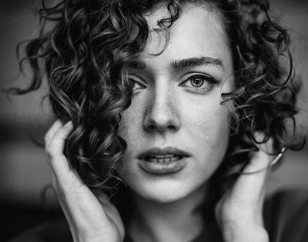 Кудрявая девушка