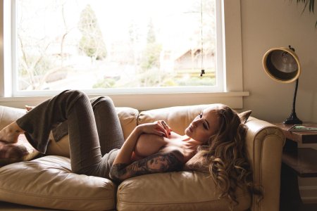 Девушка с татуировками