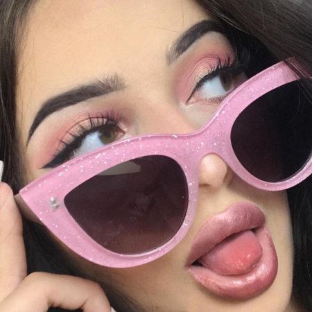 Девушка в розовых очках