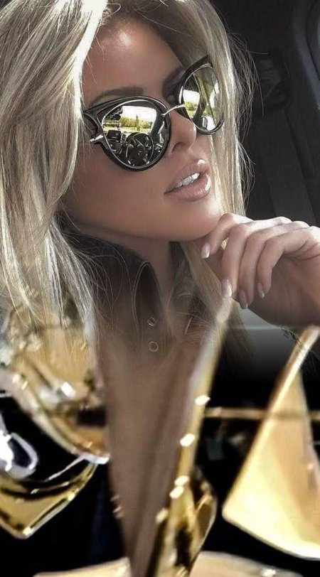 Блондинка в очках