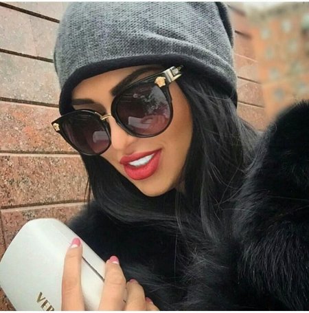 Красивая брюнетка в очках