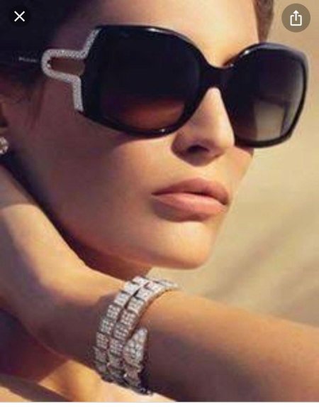 Женщина в солнечных очках