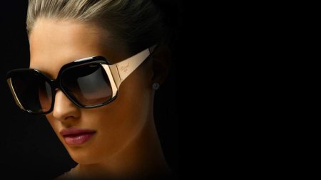 Женщина в солнечных очках