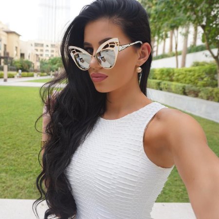 Laura badura в очках