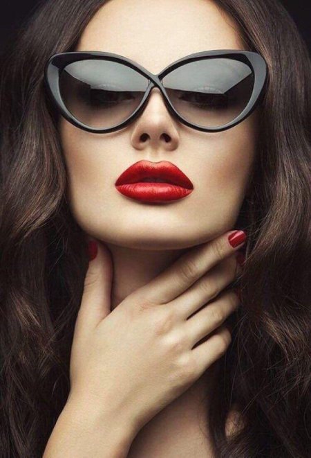 Женщина с красными губами