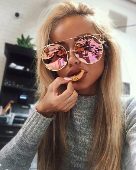 Девушка в круглых очках