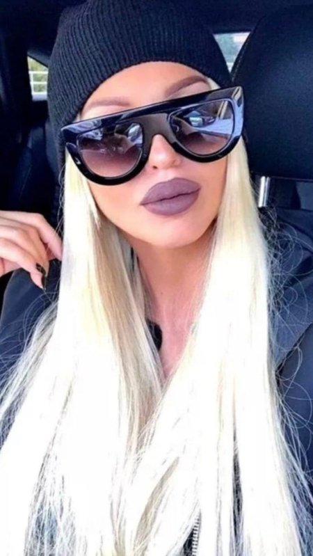 Блондинка в очках