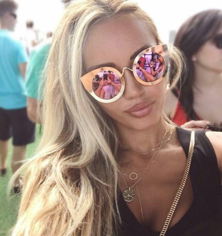 Блондинка в солнечных очках