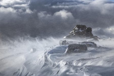 Снежная буря в горах