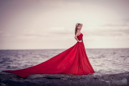 Девушка в длинном платье