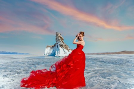 Девушки в красном платье