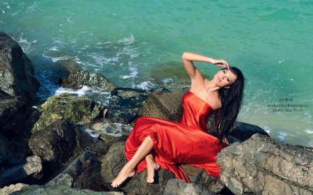 Брюнетка в красном платье