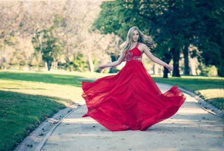 Модель в красном платье