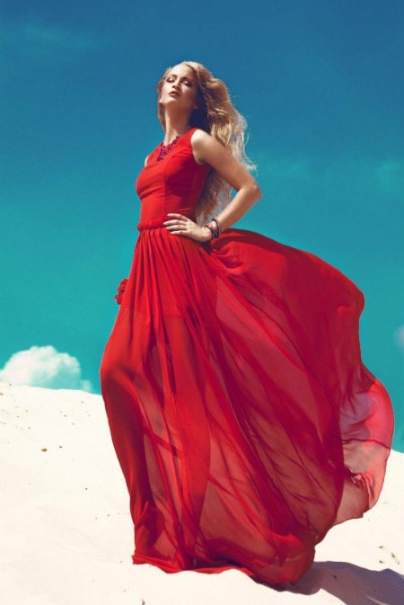 В красном платье