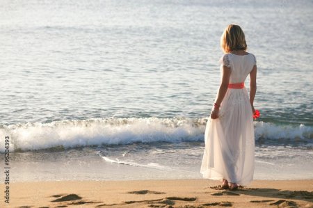 Девушка в белом платье