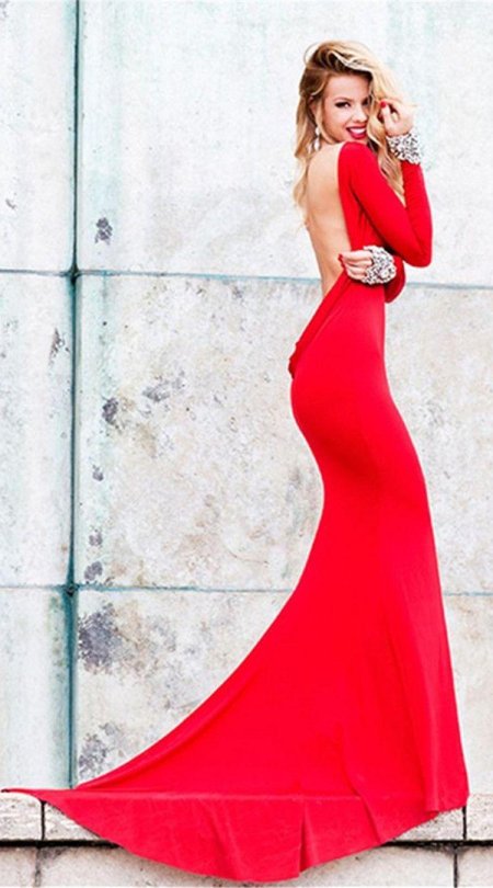 Красное платье с открытой спиной