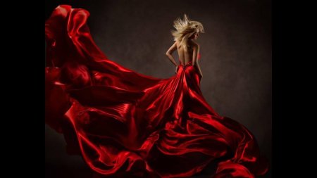 Блондинка в красном платье