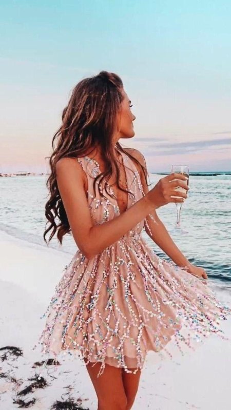 Красивая девушка в платье