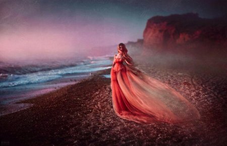 Девушка в длинном платье