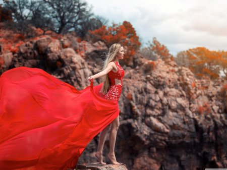 Девушка в красном платье