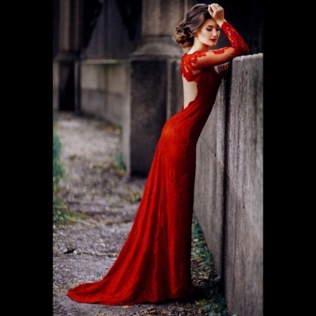 Девушка в длинном платье