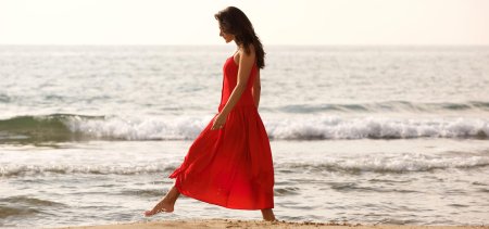 Девушка в красном платье