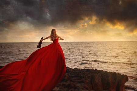 Девушка в длинном платье