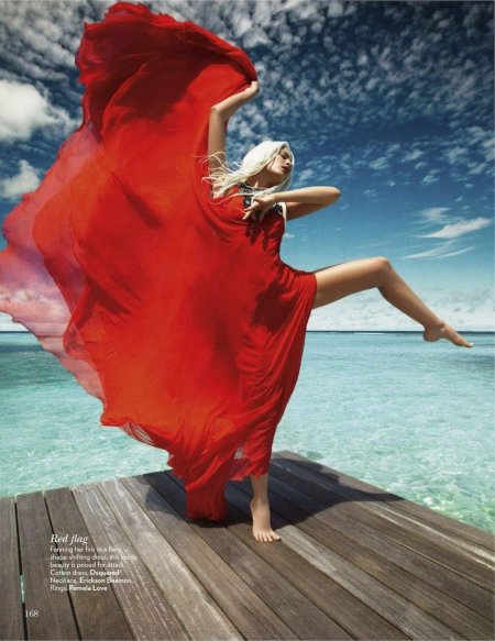 Девушка в красном платье на море