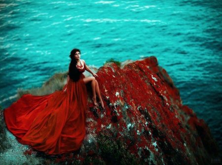 Девушка в длинном платье