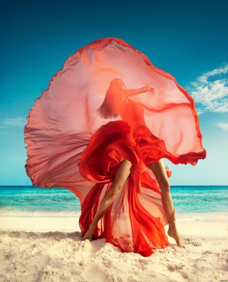 Фотосессия на пляже в красном платье