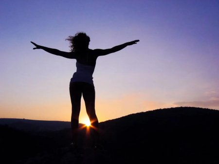 Силуэт девушки с раскинутыми руками