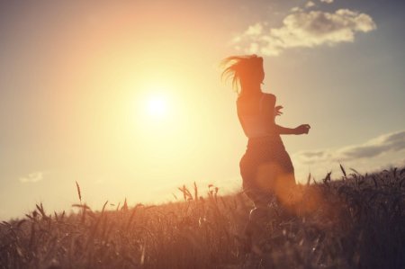 Женщина прыгает в поле