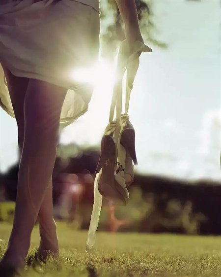 Уходящая девушка