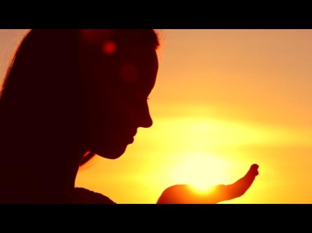 Женщина на солнце