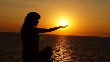 Девушка держит солнце