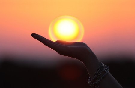 Девушки, держащие солнце