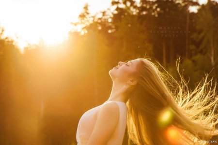 Девушка в солнечных лучах