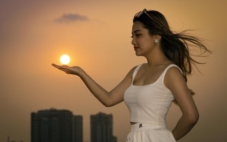 Девушка держит солнце