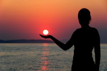 Девушка держит солнце