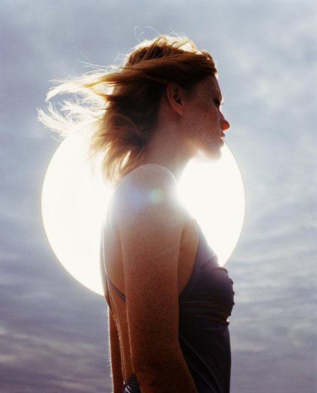 Девушка в лучах солнца