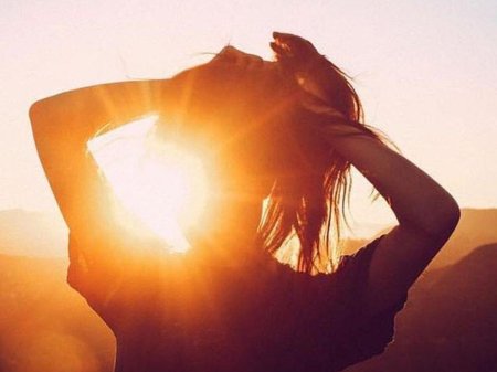 Девушка на фоне солнца