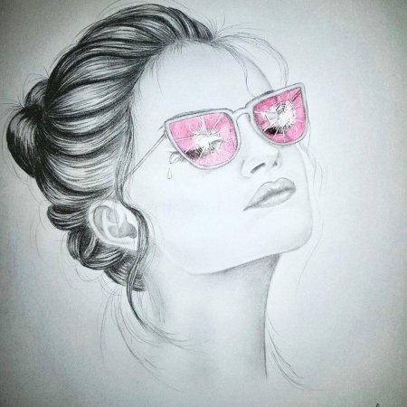 Девушка в розовых очках