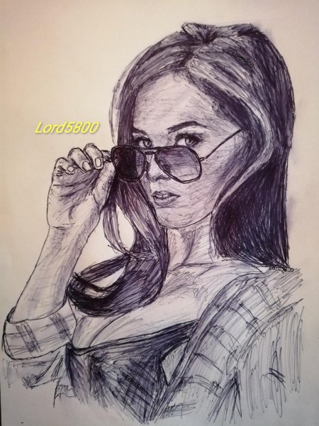 Девушка в очках рисунок ручкой